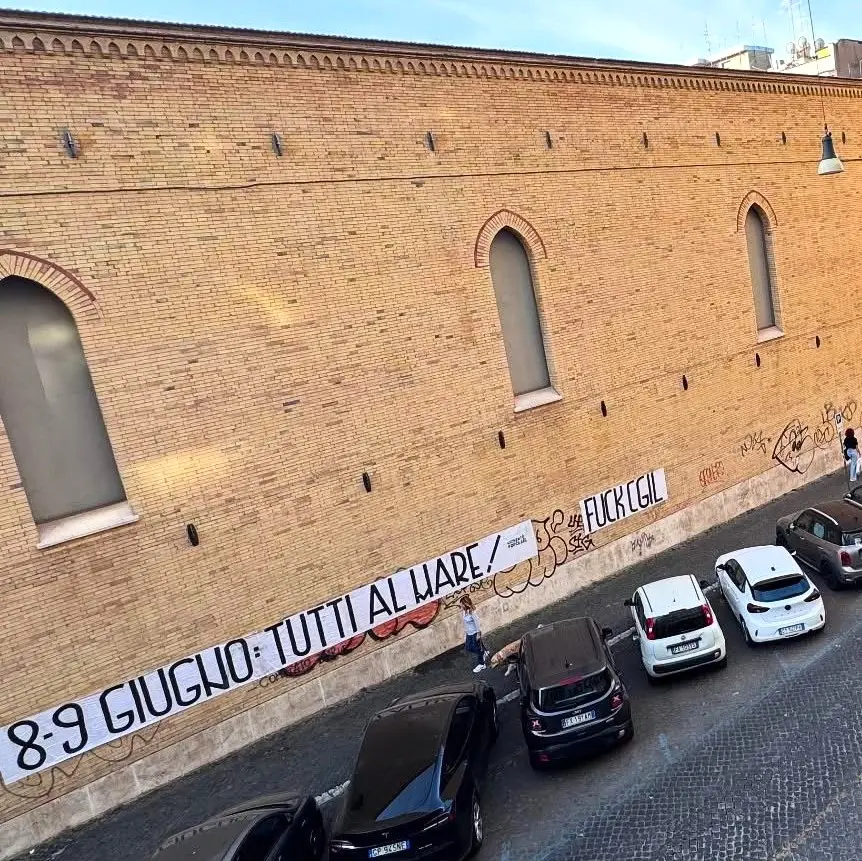 Referendum, a Roma striscione di insulti alla Cgil