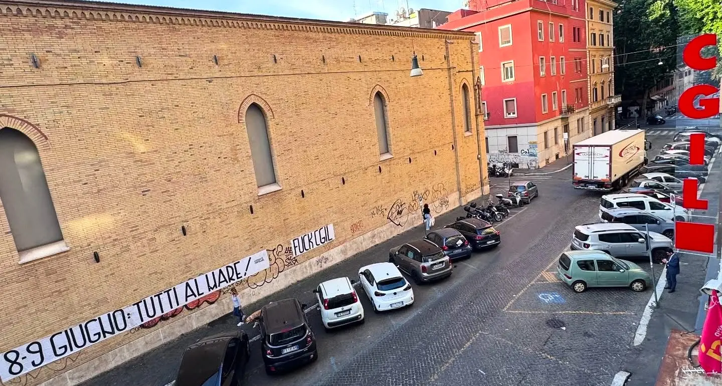 Referendum, a Roma striscione di insulti alla Cgil