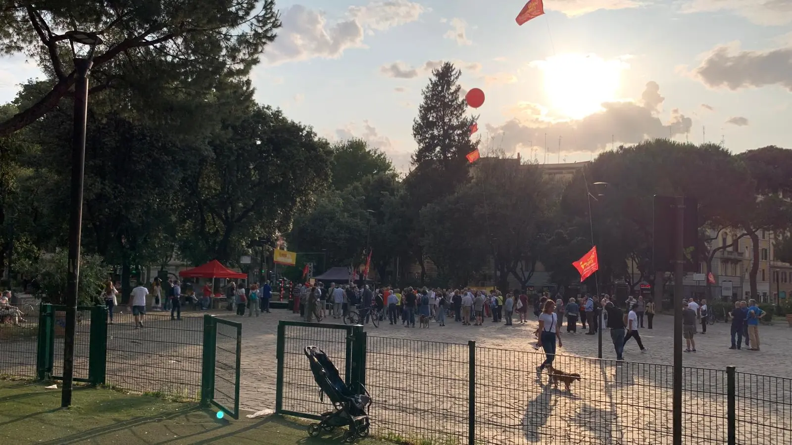 <p>Il tramonto sulla campagna referendaria del VII Municipio. Piazza Re di Roma, 5 giugno</p>\\n