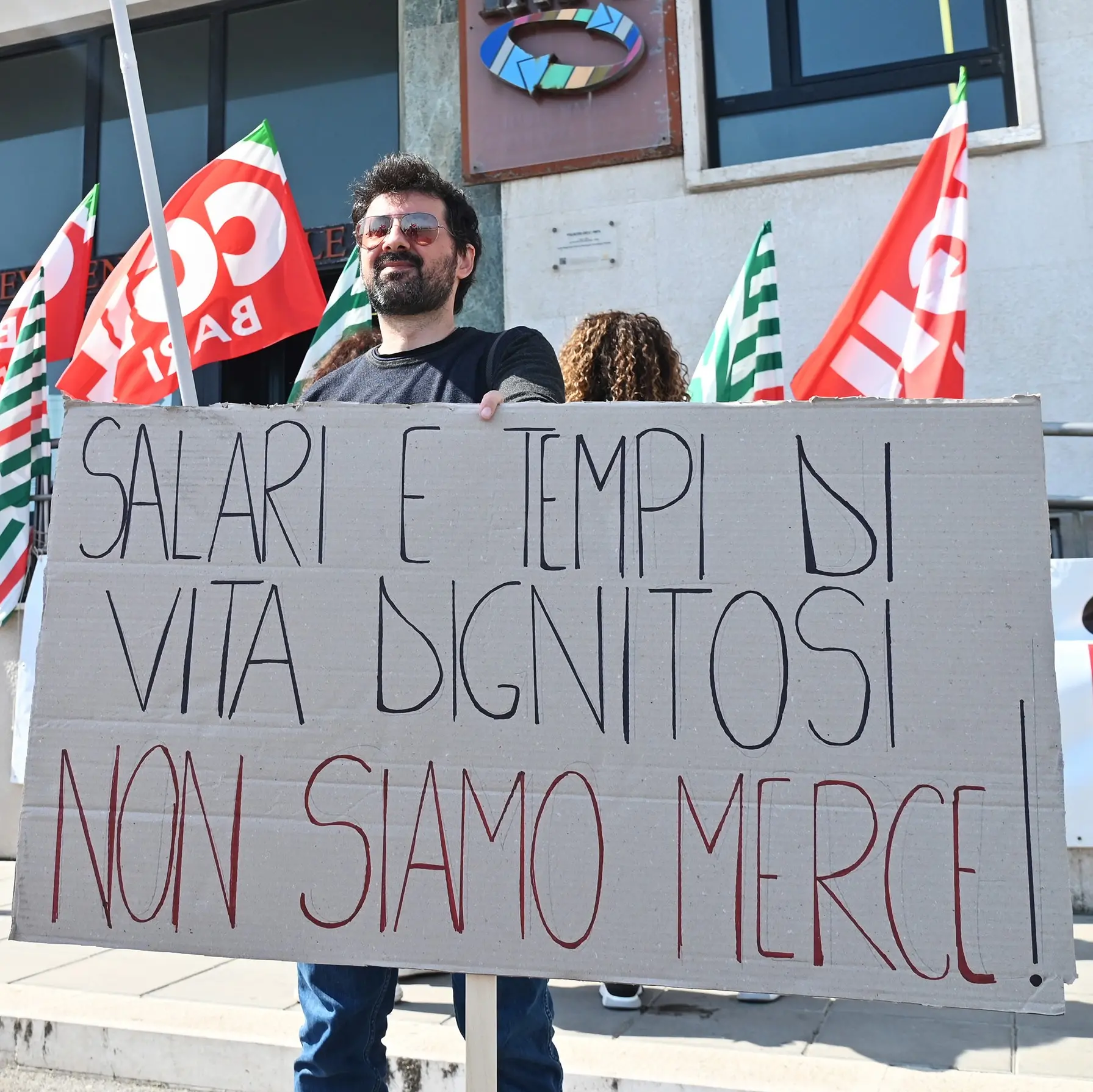 Poveri pur lavorando: benvenuti nell’Italia che arranca