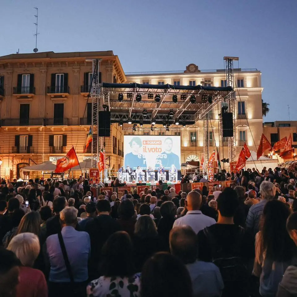 Tra minacce social e manifesti strappati: “Non ci fanno paura”. La festa di chiusura della campagna