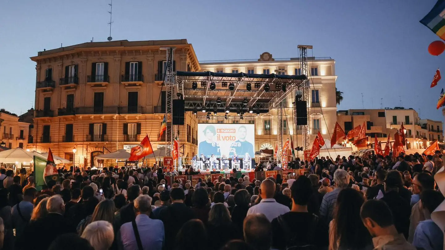 <p>La festa di chiusura della campagna referendaria a Bari lo scorso 3 giugno con Landini</p>\\n