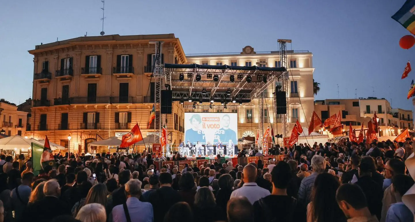 Tra minacce social e manifesti strappati: “Non ci fanno paura”. La festa di chiusura della campagna