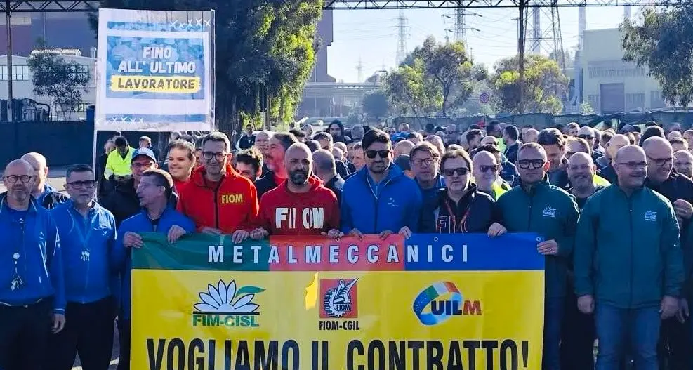 Svuotiamo le fabbriche, riempiamo le piazze: è sciopero