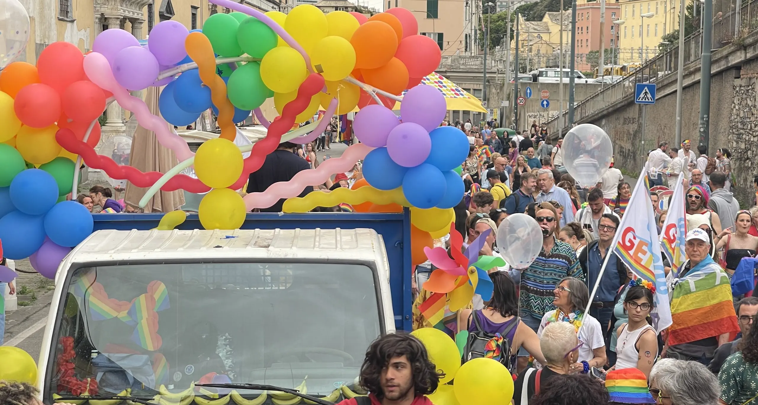 A Genova il Liguriapride25: Cgil in corteo con il truck dei diritti