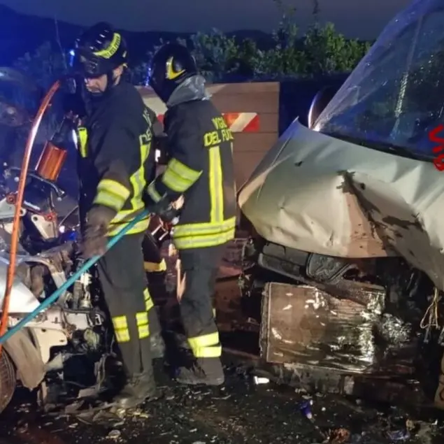 Scontro tra furgone carico di braccianti e un auto nella notte, 8 feriti nel Catanese. La Flai chiede sicurezza