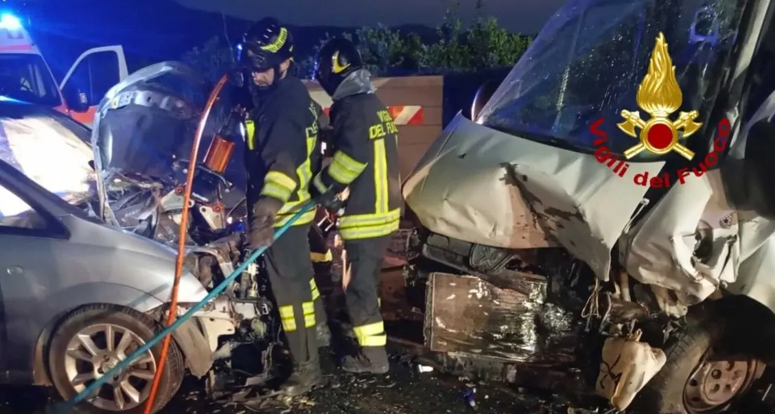 Scontro tra furgone carico di braccianti e un auto nella notte, 8 feriti nel Catanese. La Flai chiede sicurezza