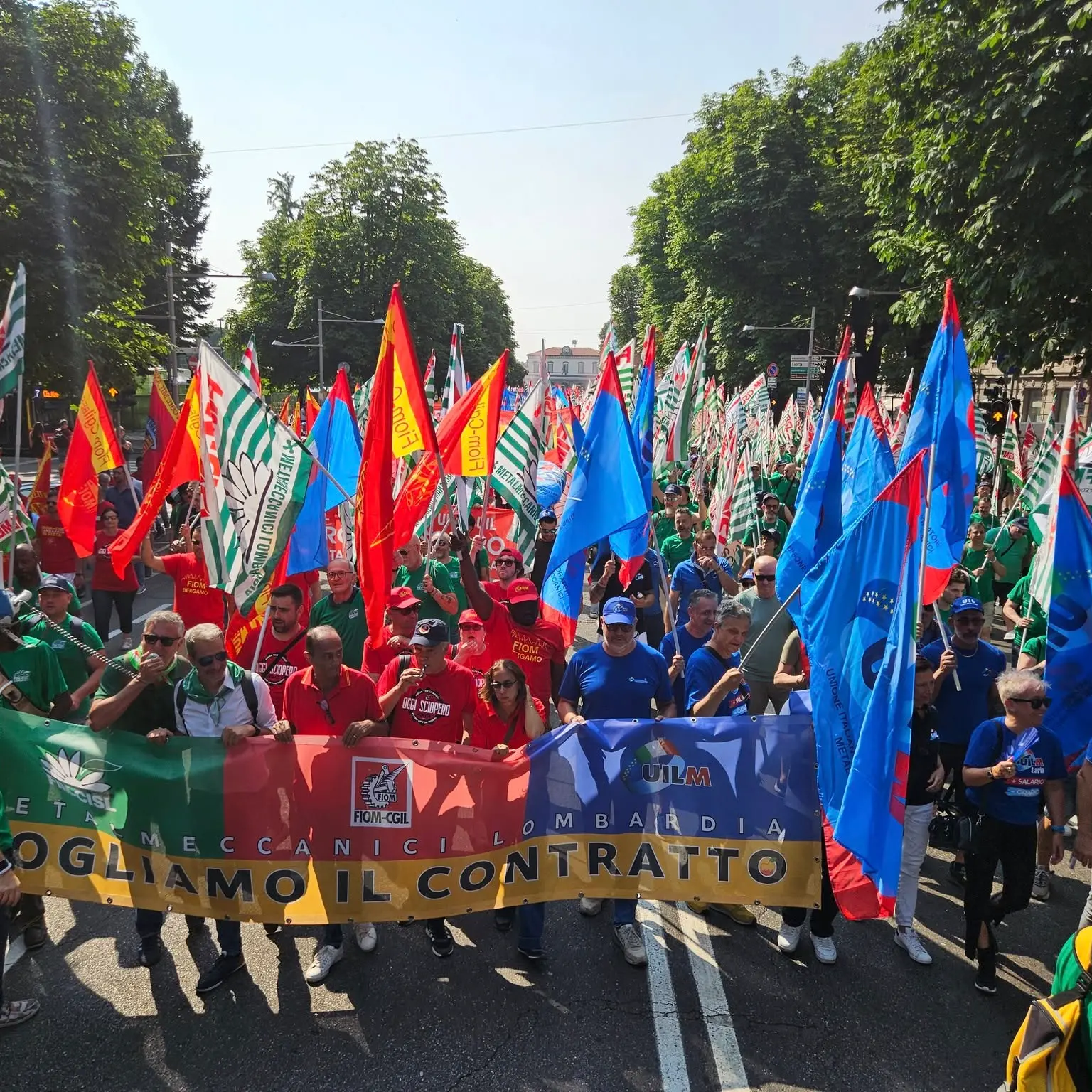 Metalmeccanici, sciopero riuscito. Landini: “Vicini ai lavoratori fermati a Bologna”