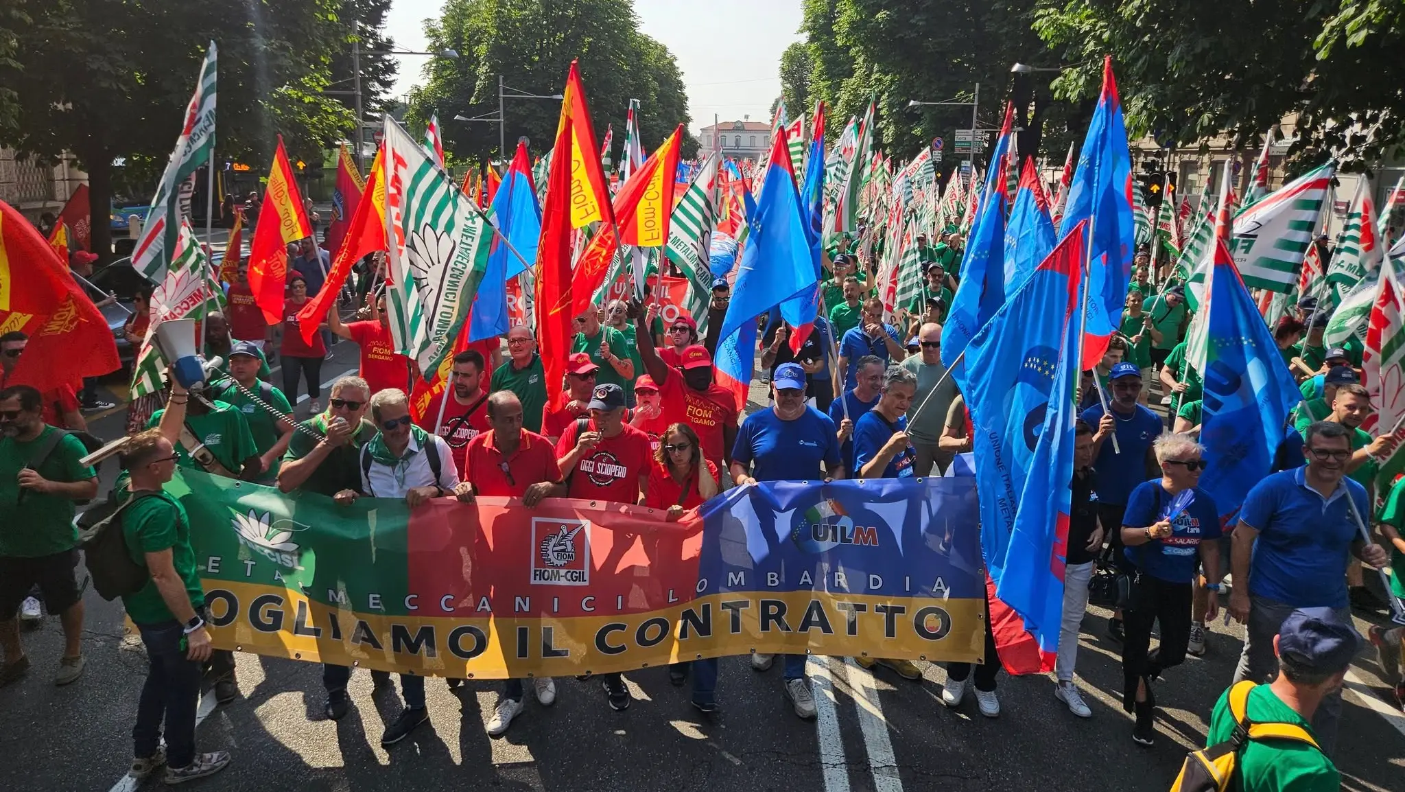 Metalmeccanici, sciopero riuscito. Landini: “Vicini ai lavoratori fermati a Bologna”