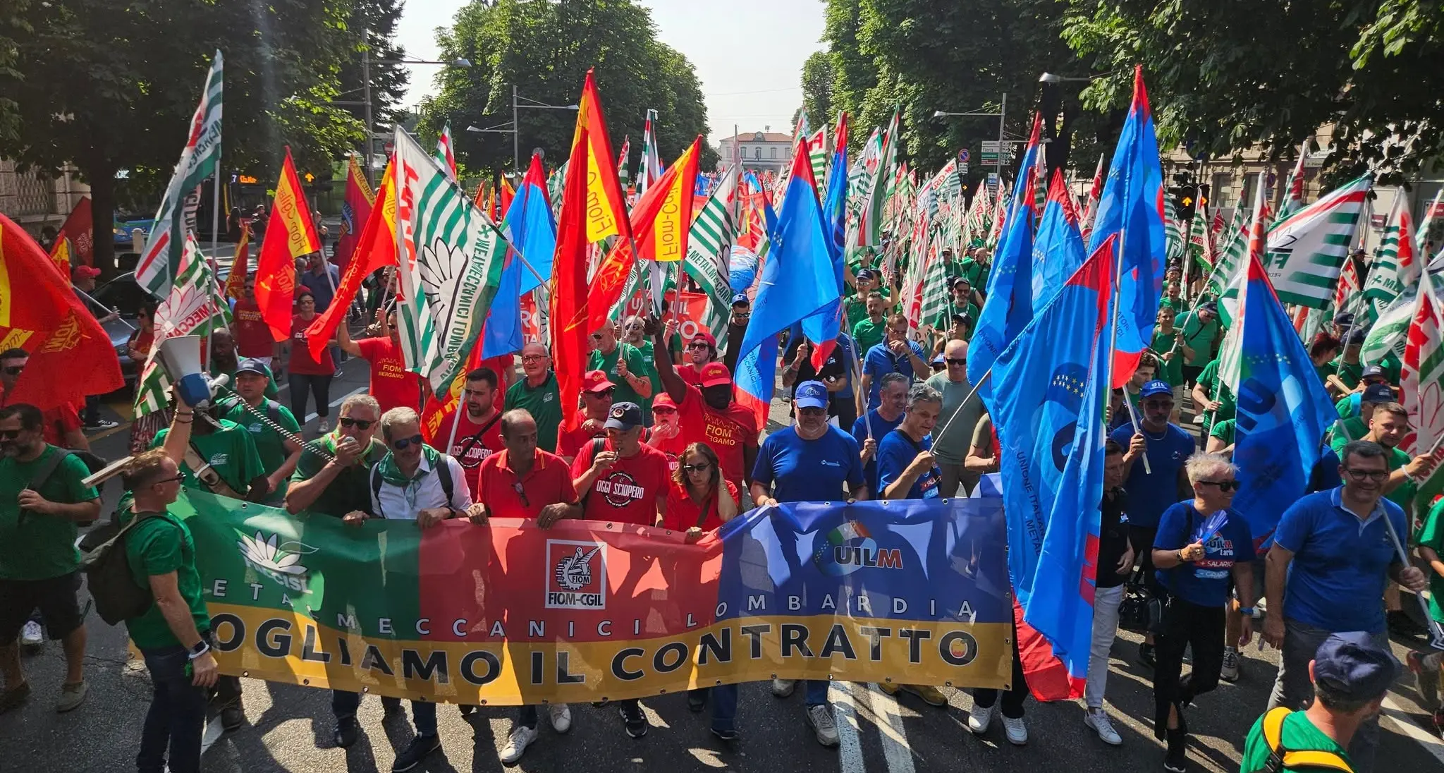 Metalmeccanici, sciopero riuscito. Landini: “Vicini ai lavoratori fermati a Bologna”