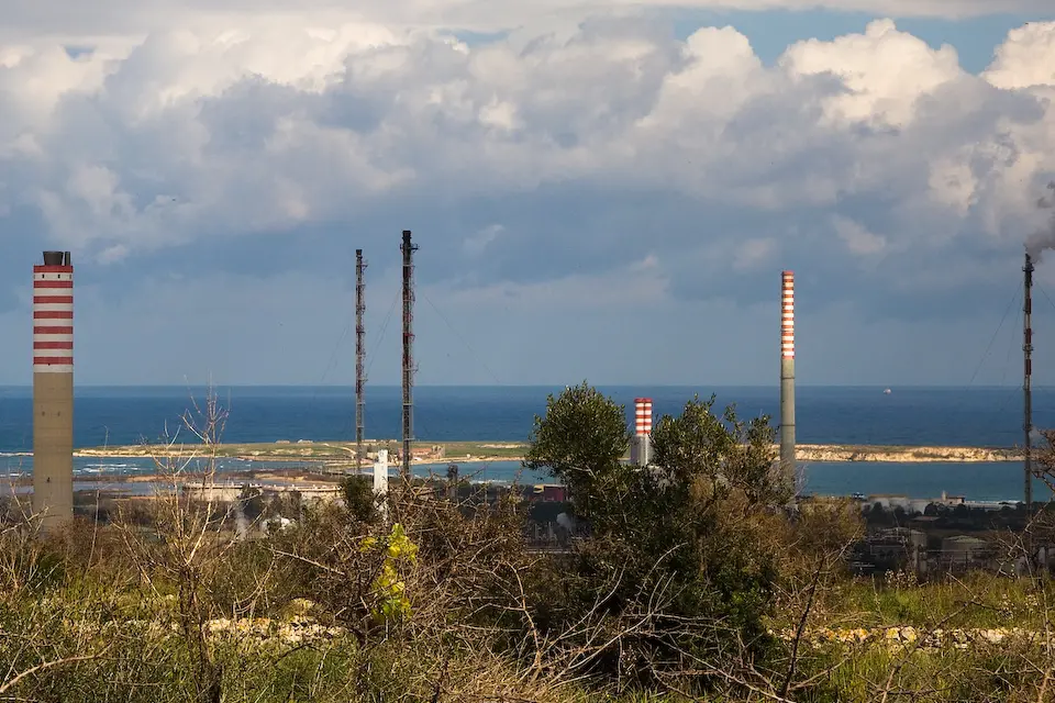 Priolo, Versalis anticipa la chiusura: è scontro