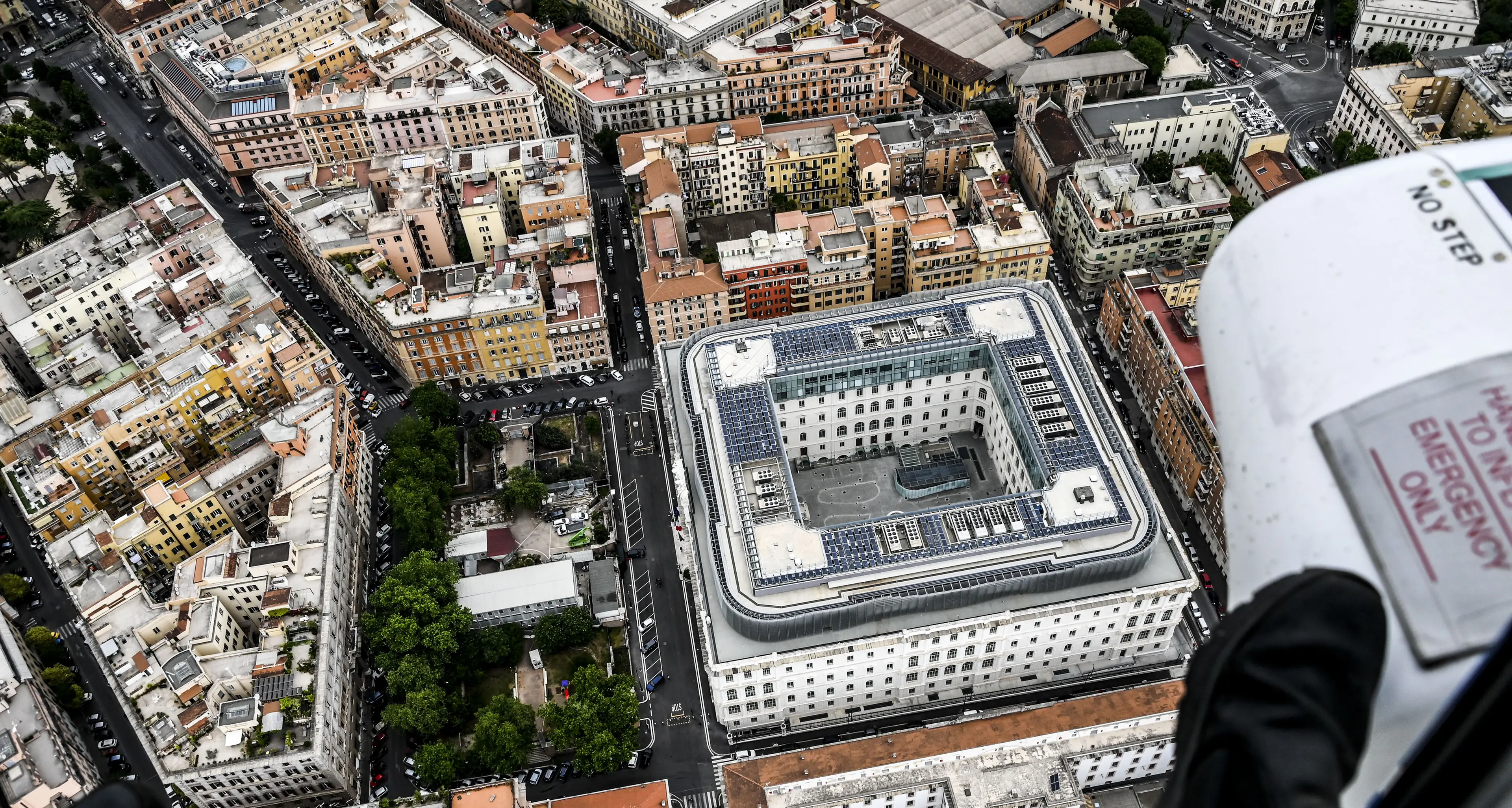 FOTOGRAFIE EFFETTUATE DALL’ELICOTTERO POLI 114 DELLA POLIZIA DI STATO 1° REPARTO VOLO PIAZZA DANTE PANORAMICA AEREA PANORAMICHE AEREE DI ROMA SEDE UNITARIA DELL'INTELLIGENCE SICUREZZA NAZIONALE SERVIZI SEGRETI