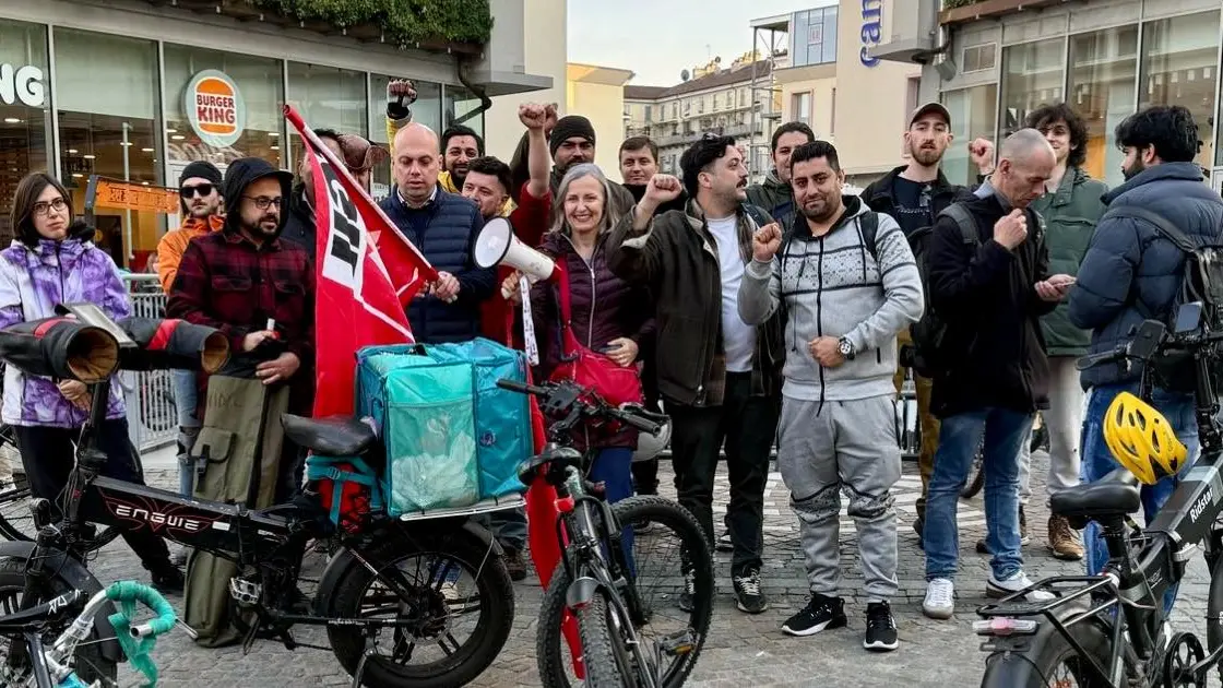 <p>Roberta Turi al centro con il megafono in presidio con i rider</p>\\n