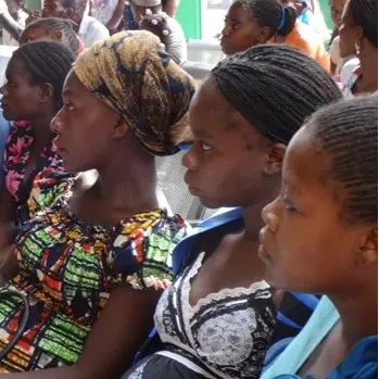 Angola, dove le donne partoriscono insieme