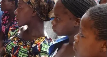 Angola, dove le donne partoriscono insieme