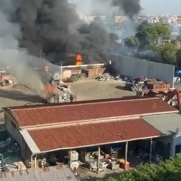 Esplosione in un distributore a Roma, feriti tra vigili del fuoco, polizia, 118 e passanti, nessuno di loro sarebbe grave