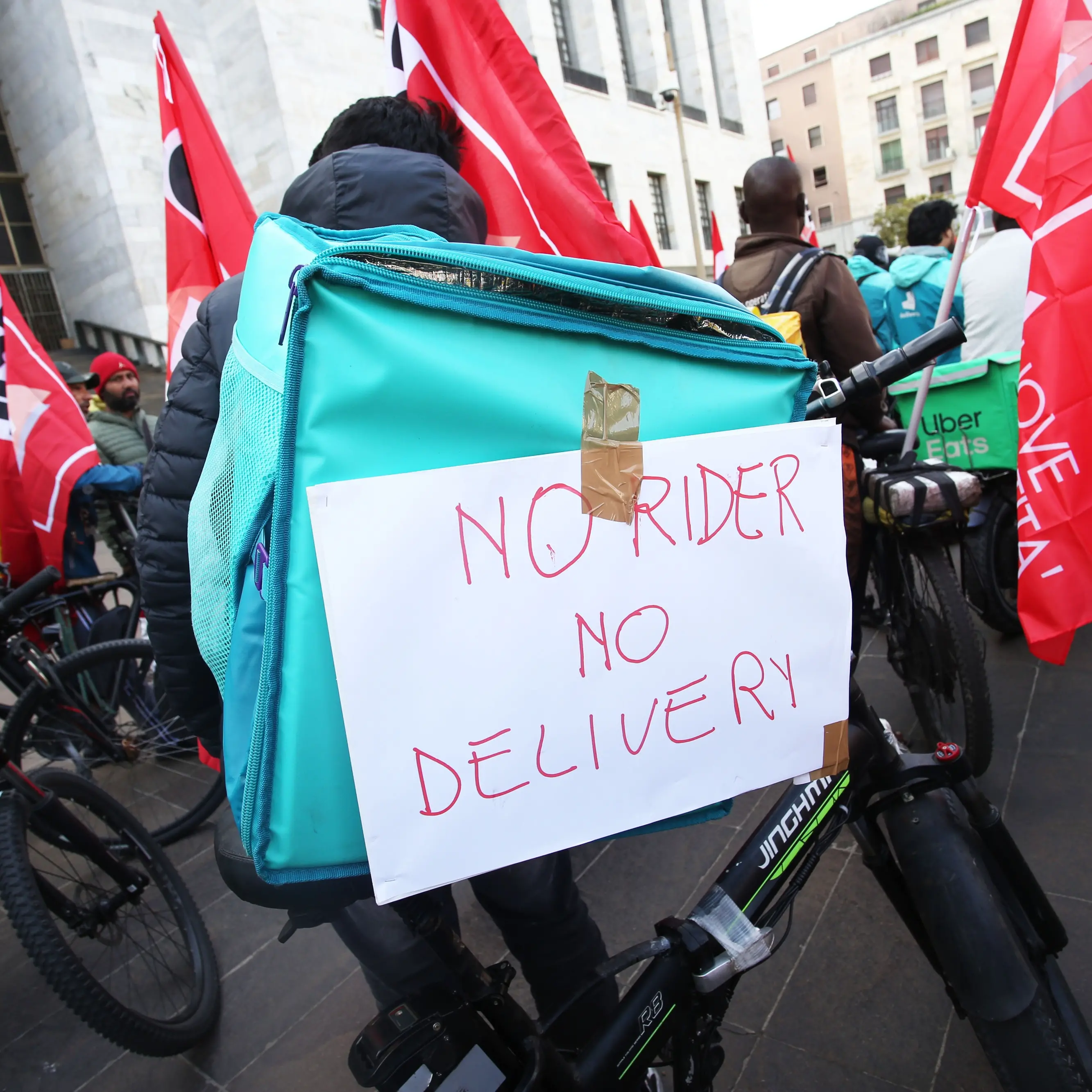Algoritmi al lavoro: sindacati in prima linea per difendere i diritti