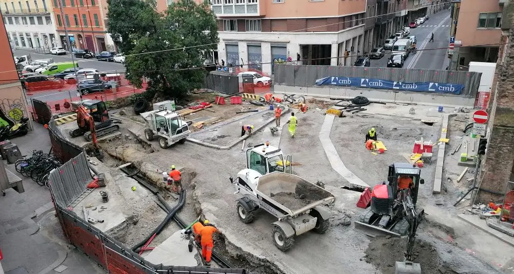 Bologna, sul lavoro ai cantieri del tram intesa contro il caldo tra Comune, Cmb e sindacati