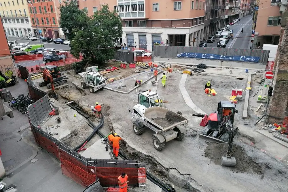 Bologna, sul lavoro ai cantieri del tram intesa contro il caldo tra Comune, Cmb, Fillea e Feneal