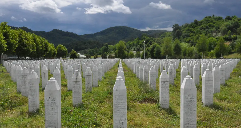Il genocidio infinito. Battistel: “Ancora si seppelliscono i resti”