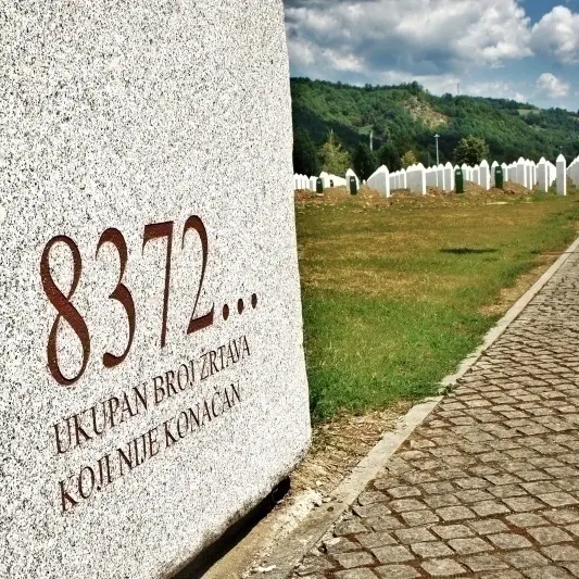 Il genocidio infinito. Battistel: “Ancora si seppelliscono i resti”
