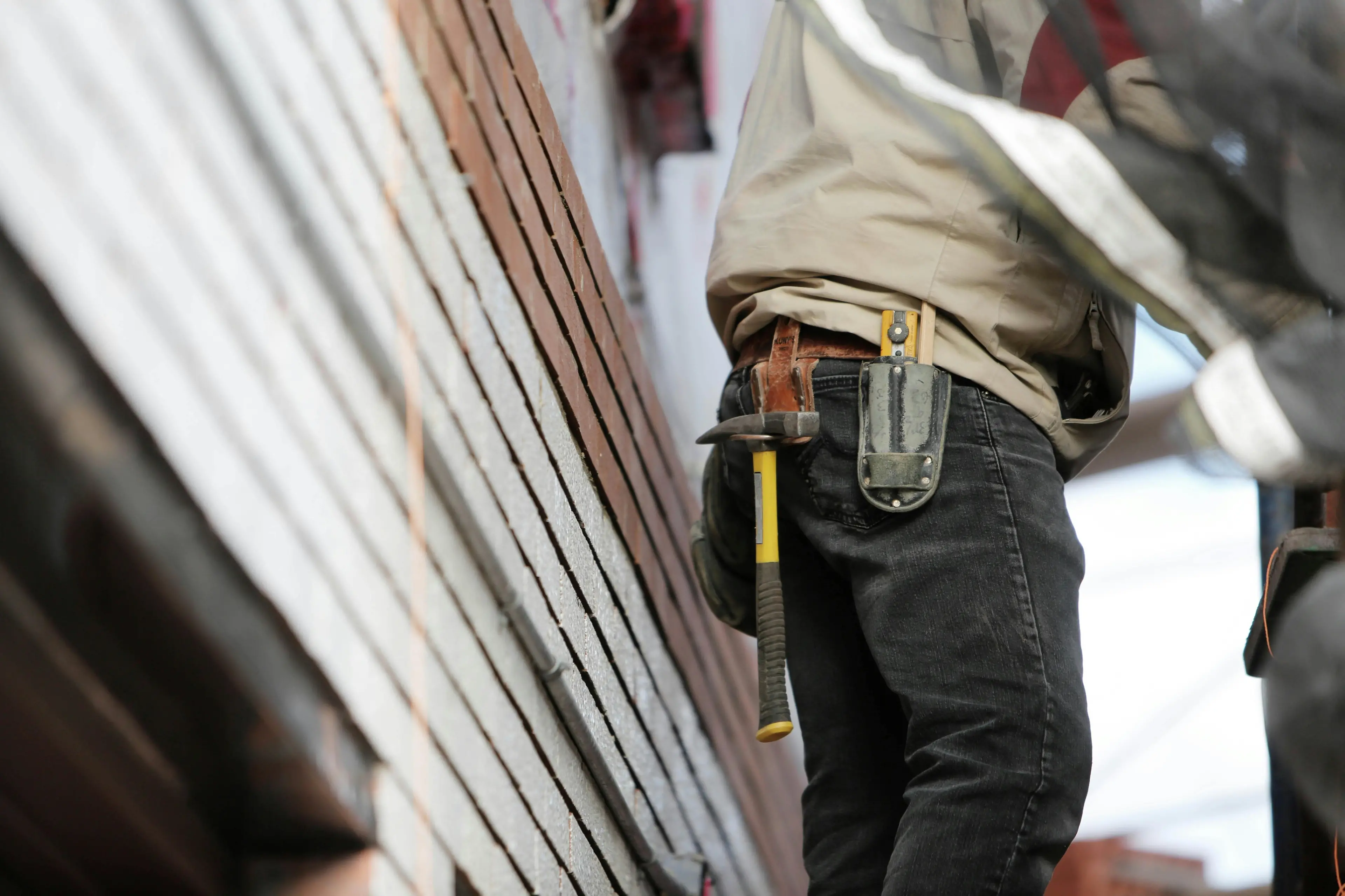 L’Italia dei vecchi lavoratori: pagano i giovani