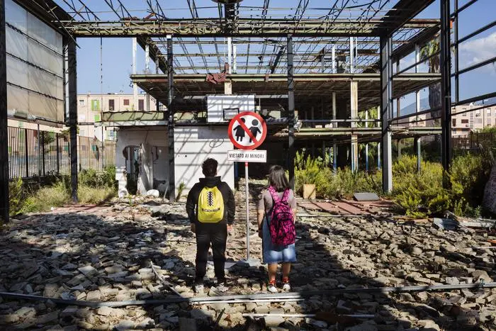 In Italia sono oltre un milione e 260 mila i bambini che vivono in condizioni di povertà assoluta; negli ultimi dieci anni sono triplicati: passando dal 3,7% del 2008, pari a 375 mila, al 12,5% del 2018. Di questi bambini, 563 mila vivono nel mezzogiorno, 508 mila al nord e 192 mila al centro. A denunciare la condizione di bimbi e adolescenti in Italia è Save The Children nell'Atlante dell'Infanzia a rischio, diffuso oggi in 10 città in occasione del lancio della campagna 'Illuminiamo il futuro\\\" per il contrasto alla povertà educativa. ANSA/SAVE THE CHILDREN EDITORIAL USE ONLY NO SALES