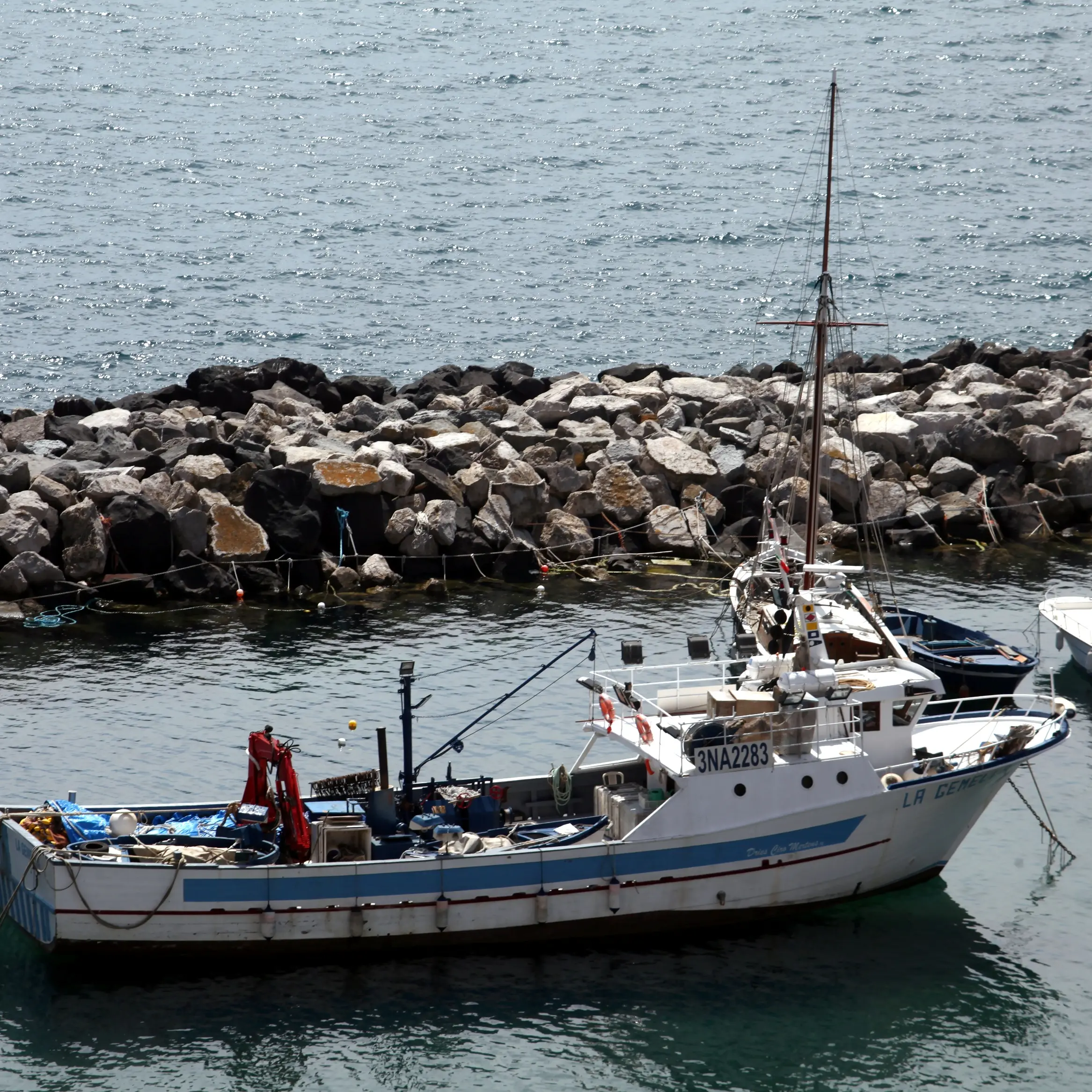 Anzio, peschereccio si ribalta, un disperso