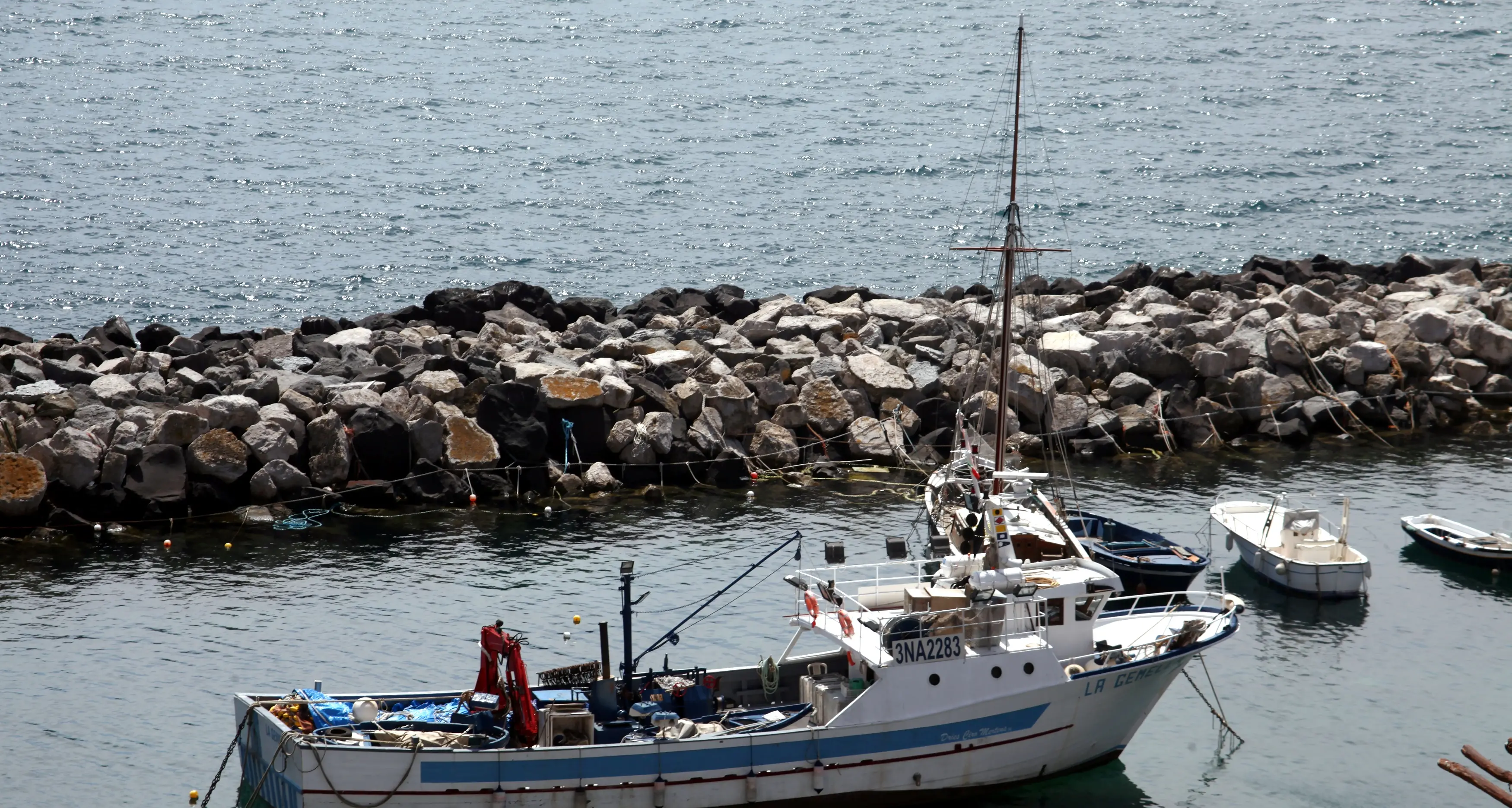 Anzio, peschereccio si ribalta, un disperso