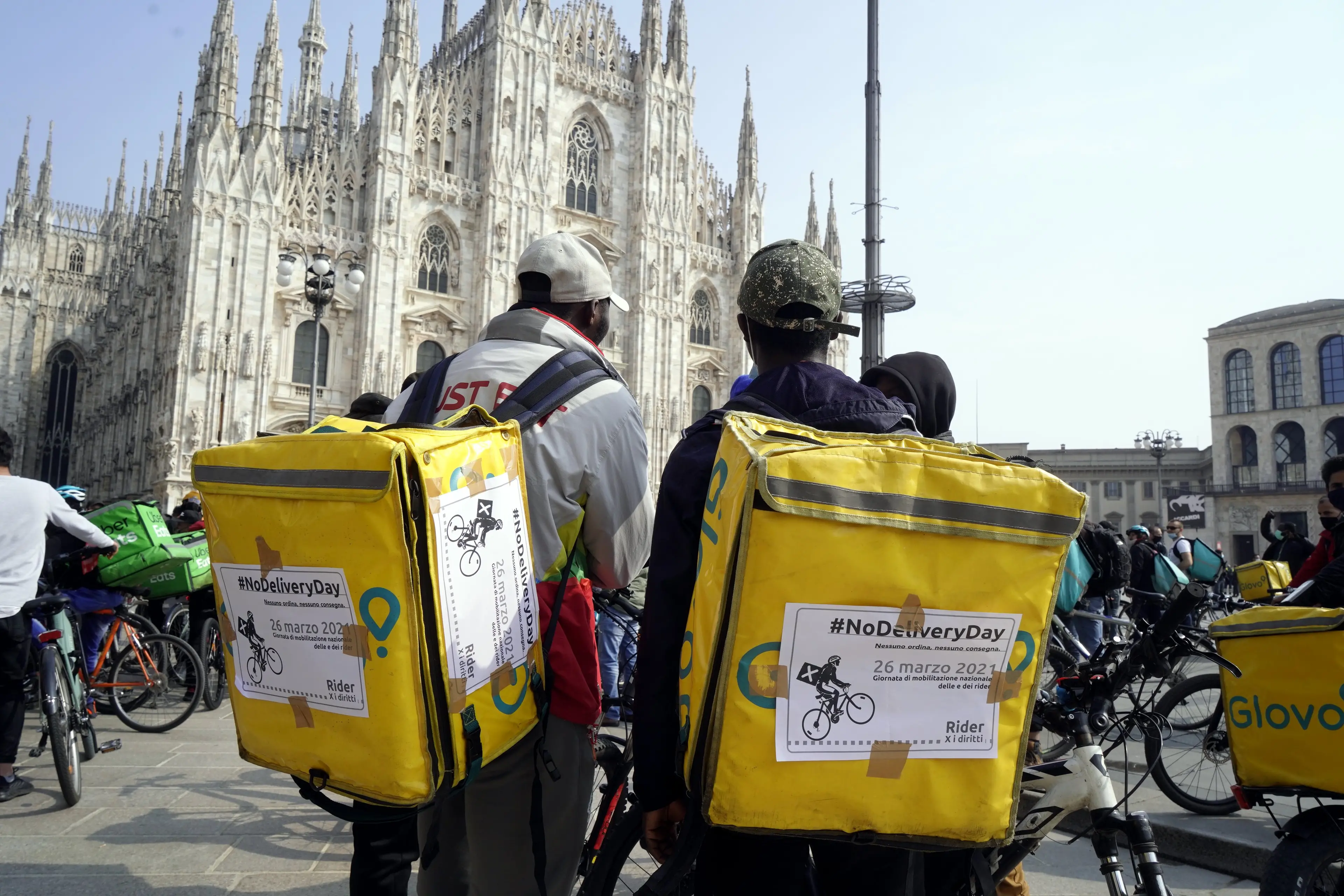 NO DELIVERY DAY, PROTESTA DEI RIDERS IN PIAZZA DUOMO A MILANO RIDER FATTORINI CONSEGNA CIBO A DOMICILIO MANIFESTAZIONE SCIOPERO GLOVO