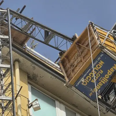 Napoli, crolla impalcatura: morti 3 operai