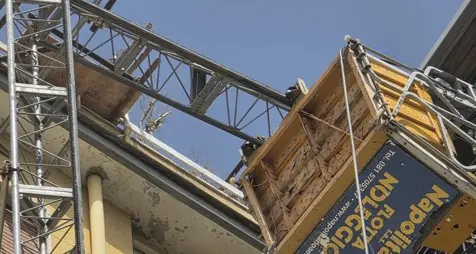 Napoli, crolla impalcatura: morti 3 operai