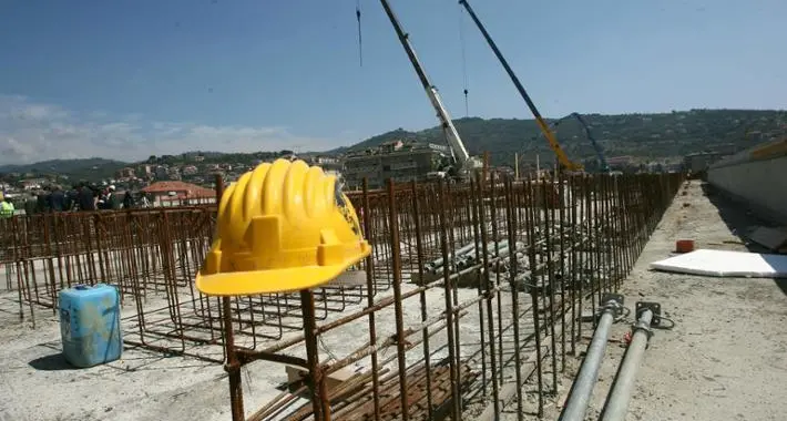 Cade da ponteggio, operaio 54enne muore nel Barese