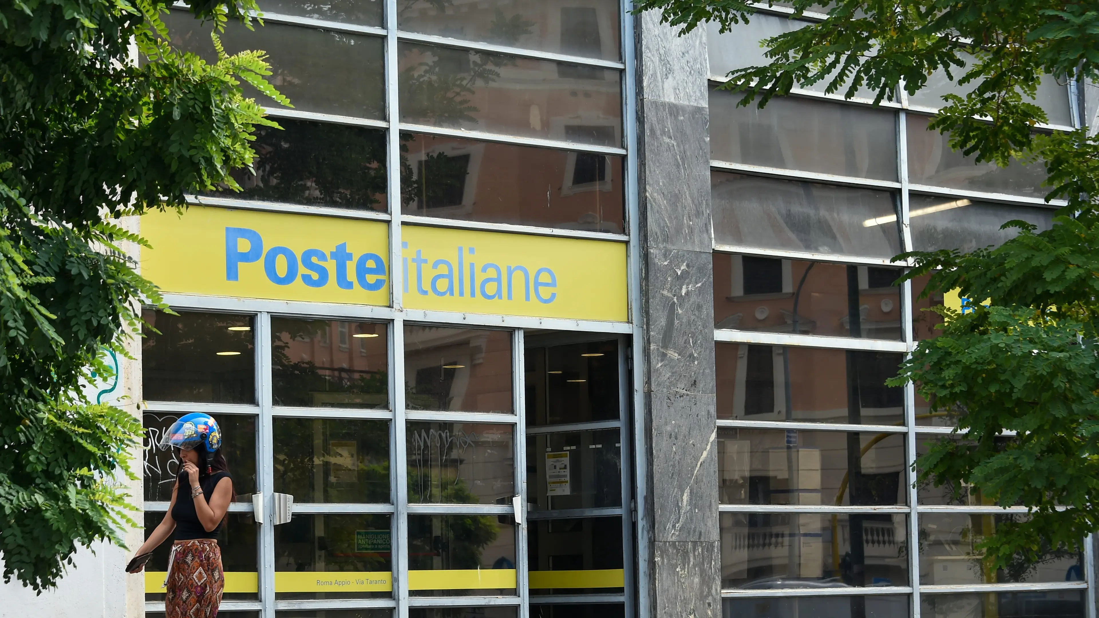 Poste Italiane: ricavi alti, salari bassi