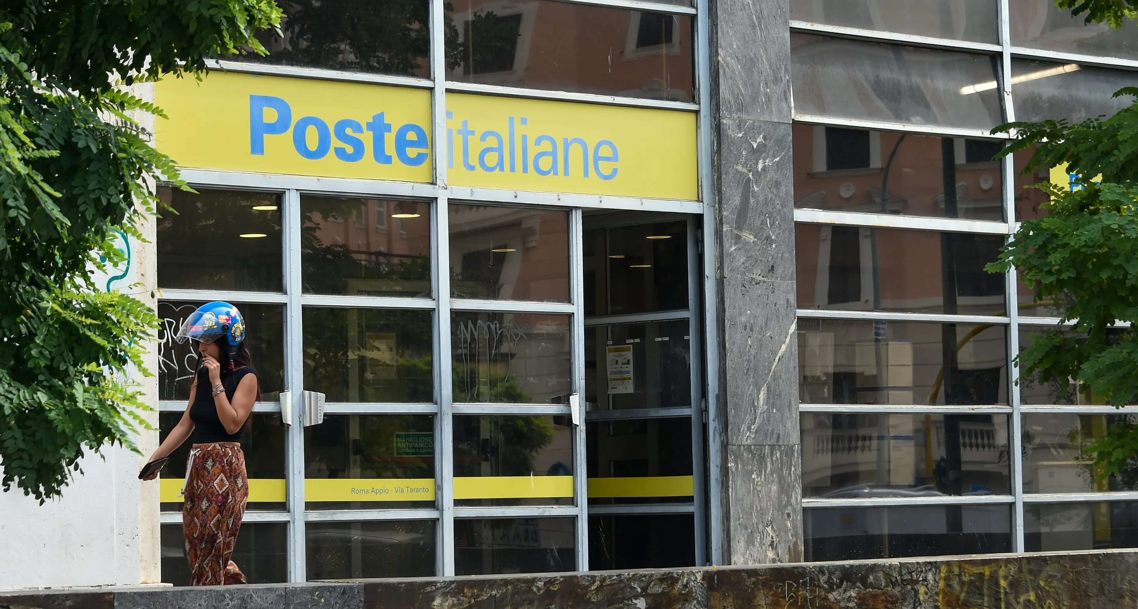 Poste Italiane: ricavi alti, salari bassi