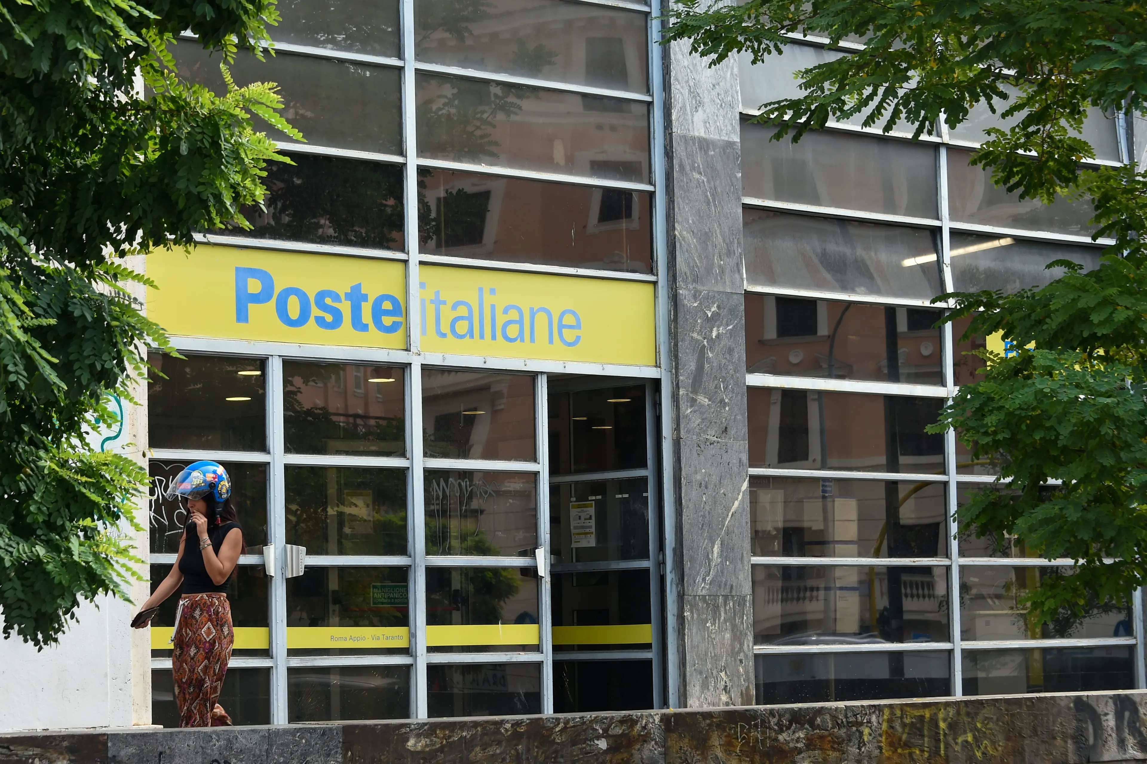 Poste Italiane: ricavi alti, salari bassi