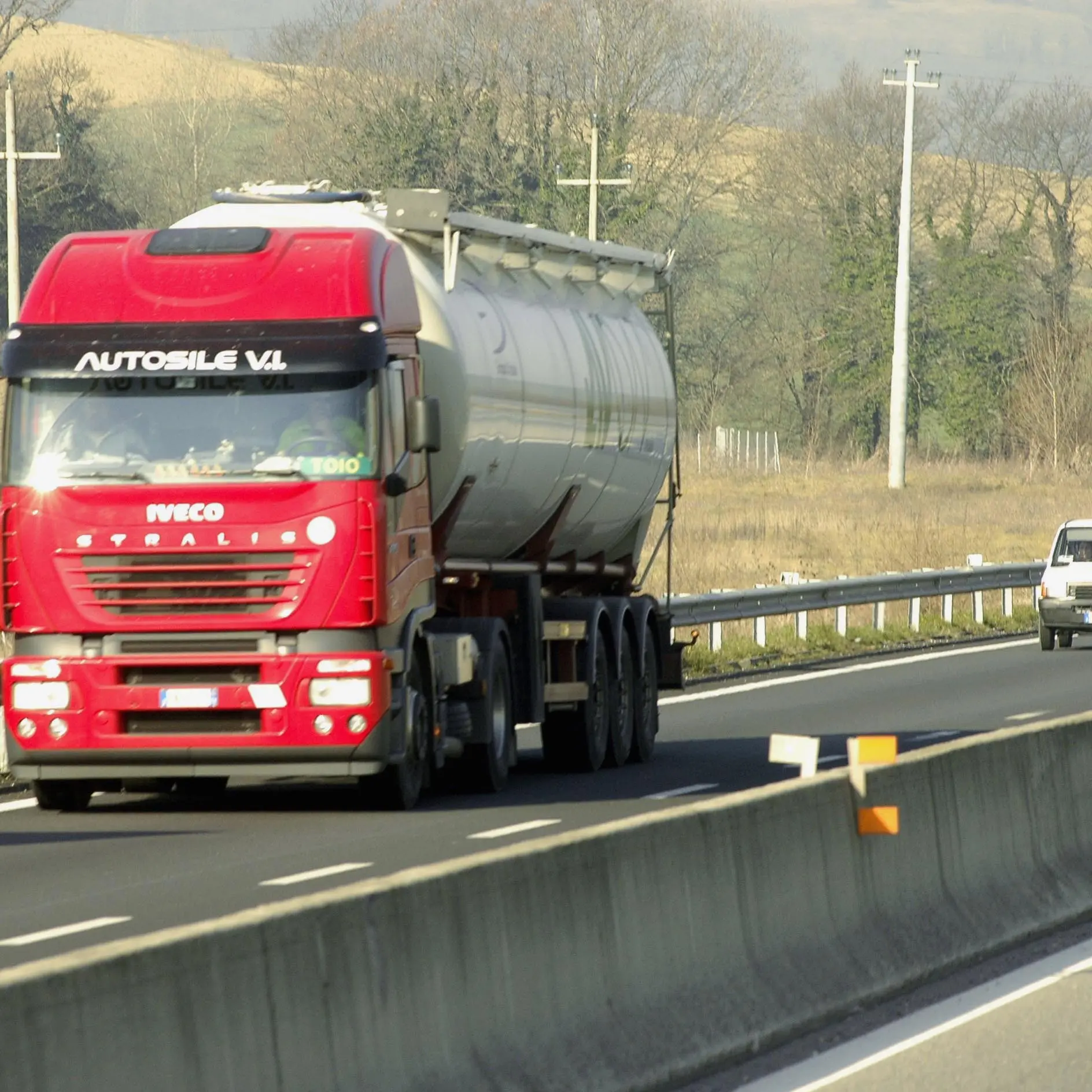 Meccanico muore mentre ripara tir in panne