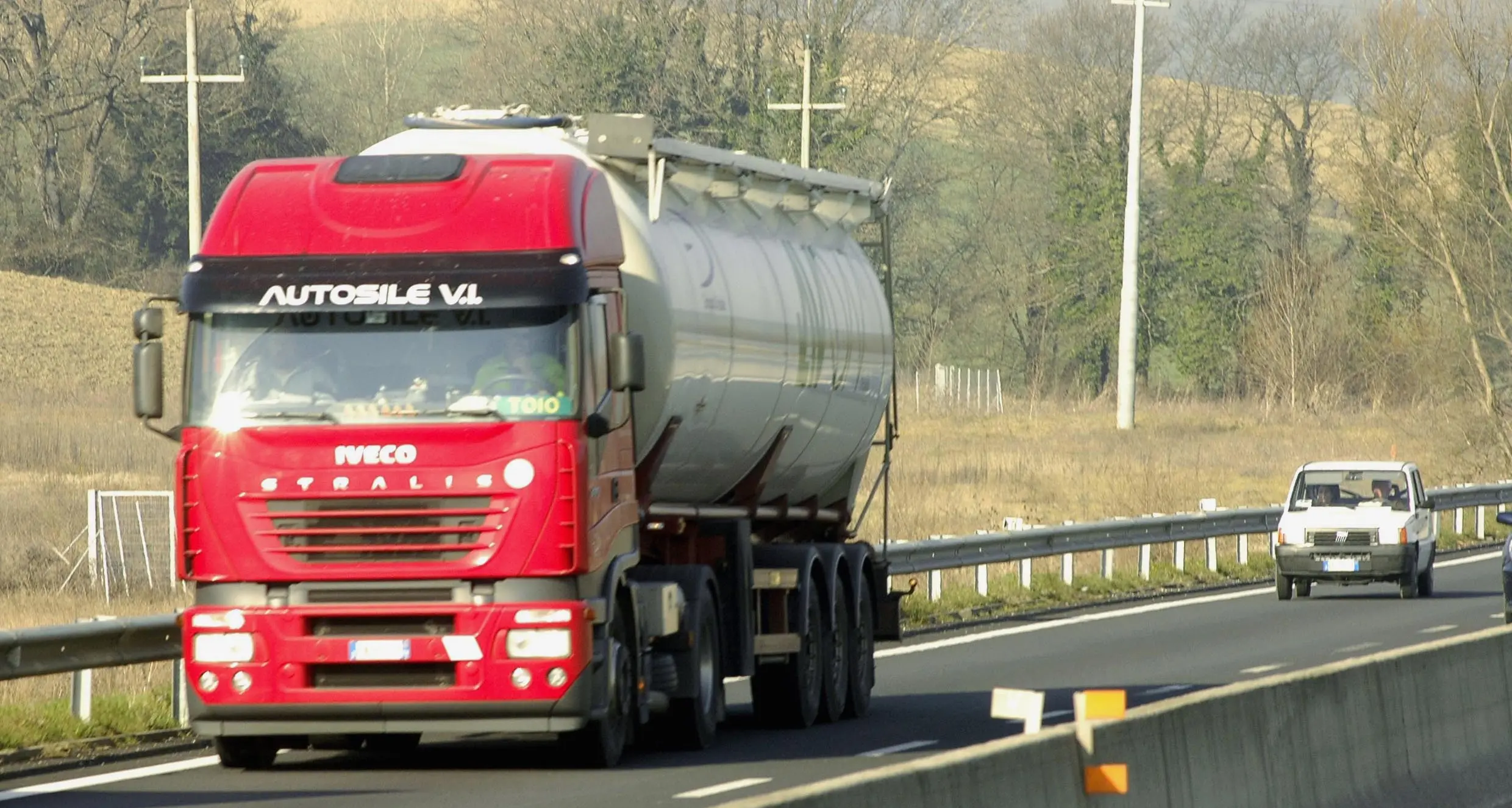 Meccanico muore mentre ripara tir in panne