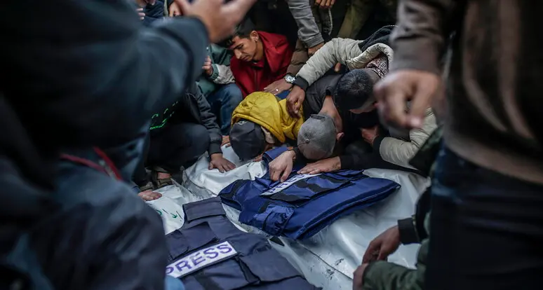 Gaza, attacco all’ospedale Nasser: uccisi sei giornalisti