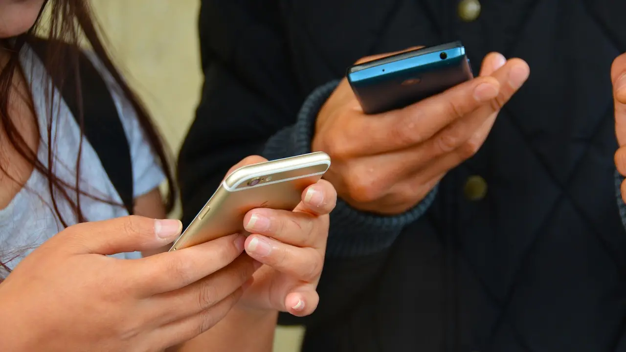 Divieto cellulare in classe. Fracassi, Flc: violata l’autonomia scolastica