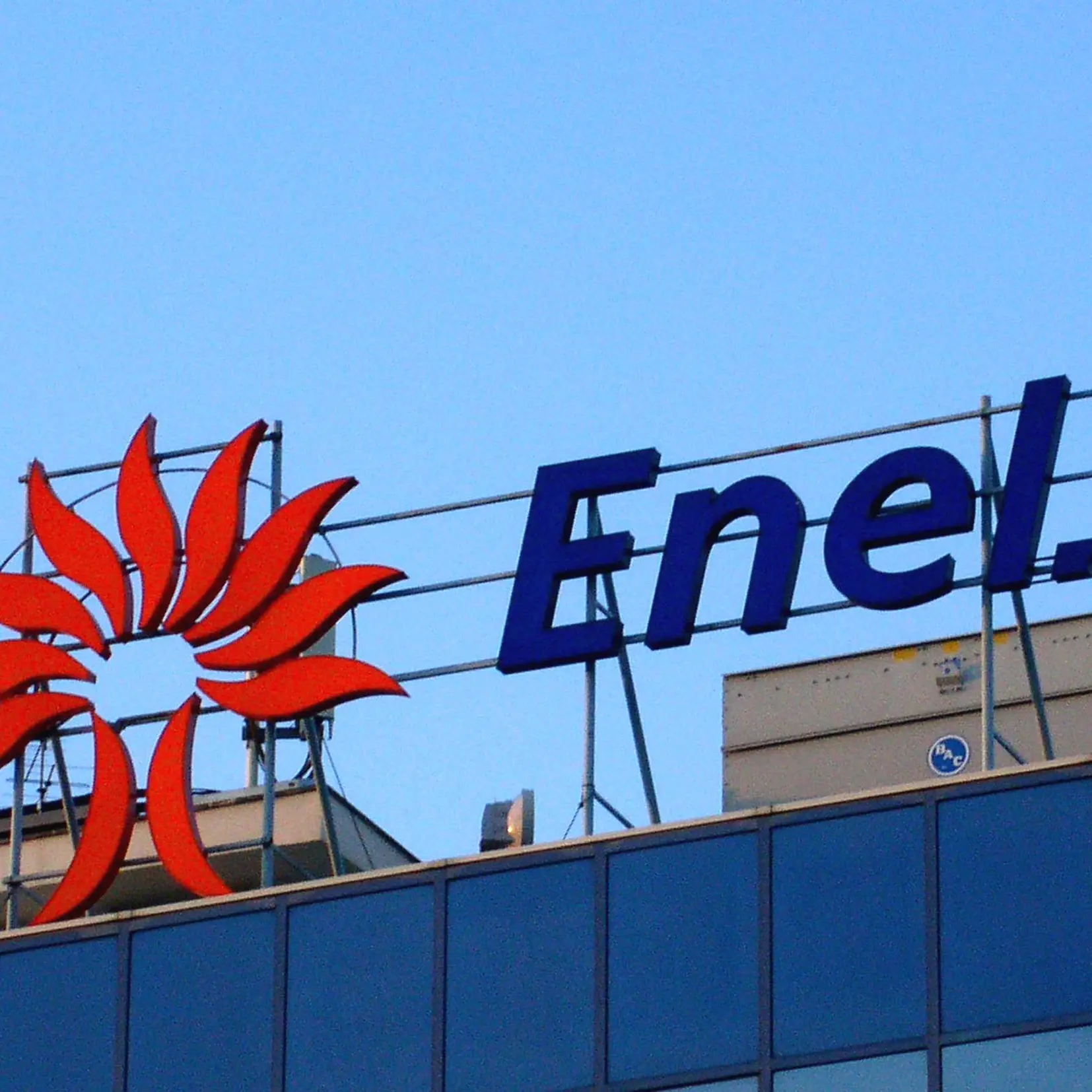 Enel, lavoratori “sostituibili” con l’intelligenza artificiale