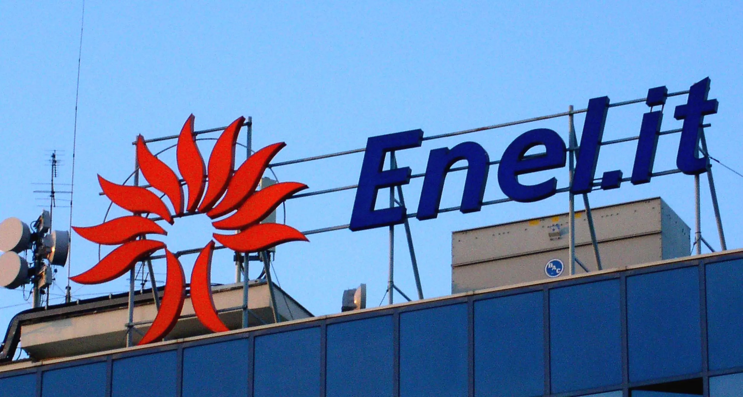 Enel, lavoratori “sostituibili” con l’intelligenza artificiale