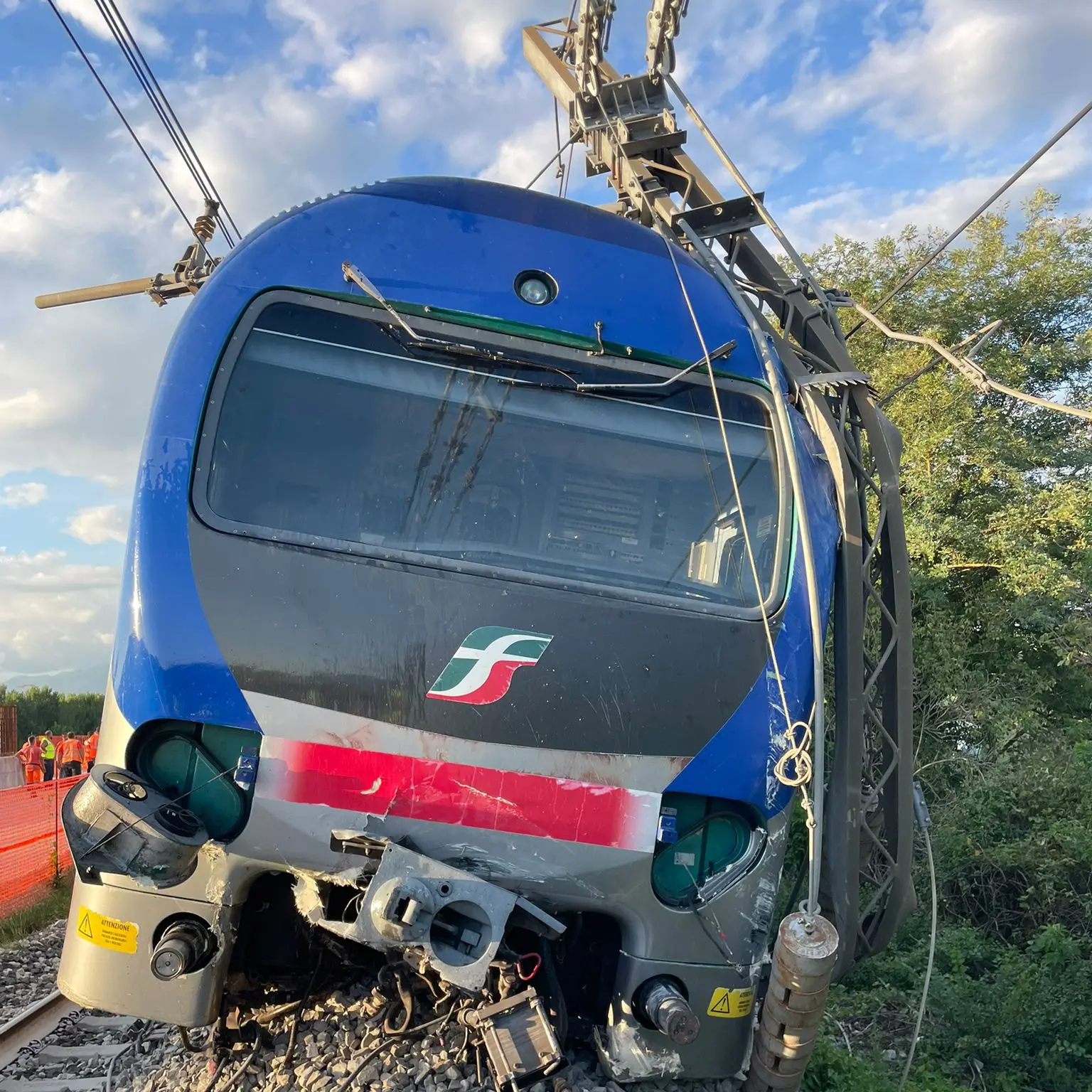 Carrello contro treno regionale lungo la linea Foggia-Caserta