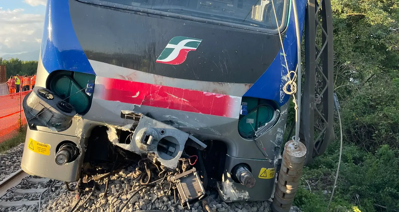 Carrello contro treno regionale lungo la linea Foggia-Caserta