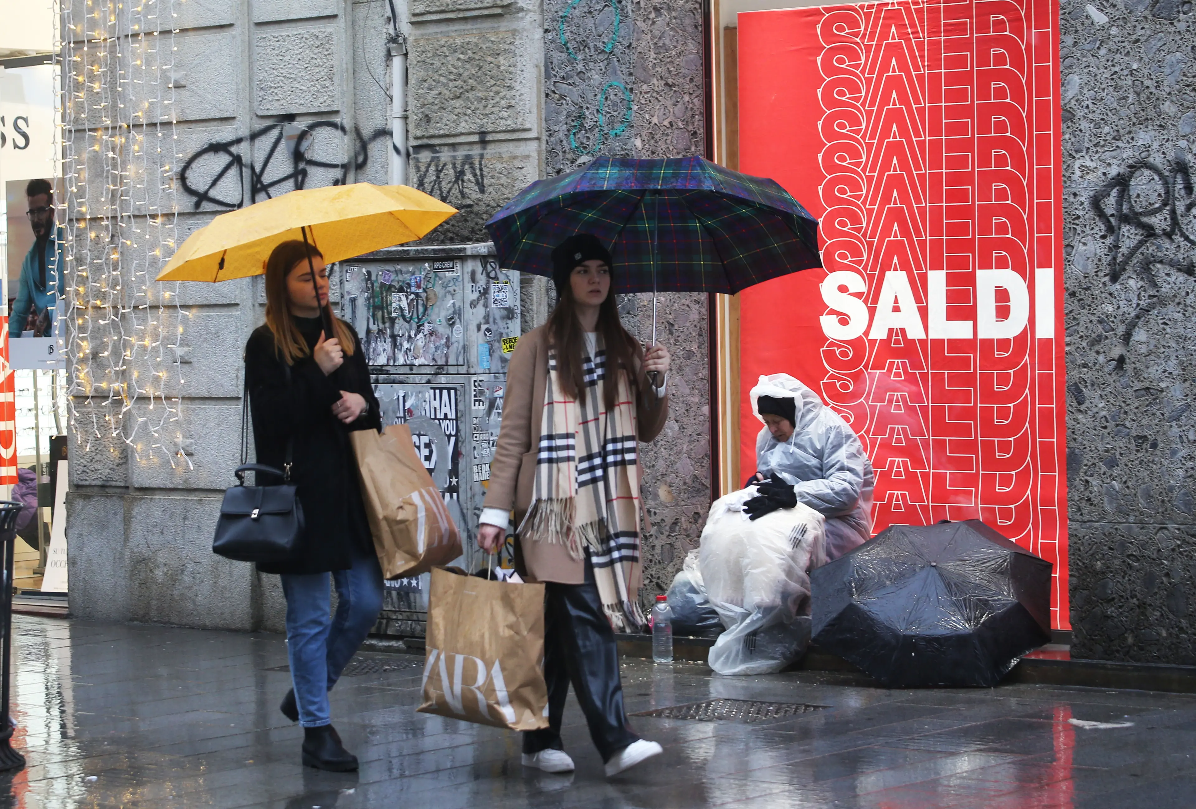 SALDI INVERNALI SCONTI PROMOZIONI SHOPPING BUSTE SACCHETTI HOMELESS SENZATETTO EMARGINAZIONE POVERTA'