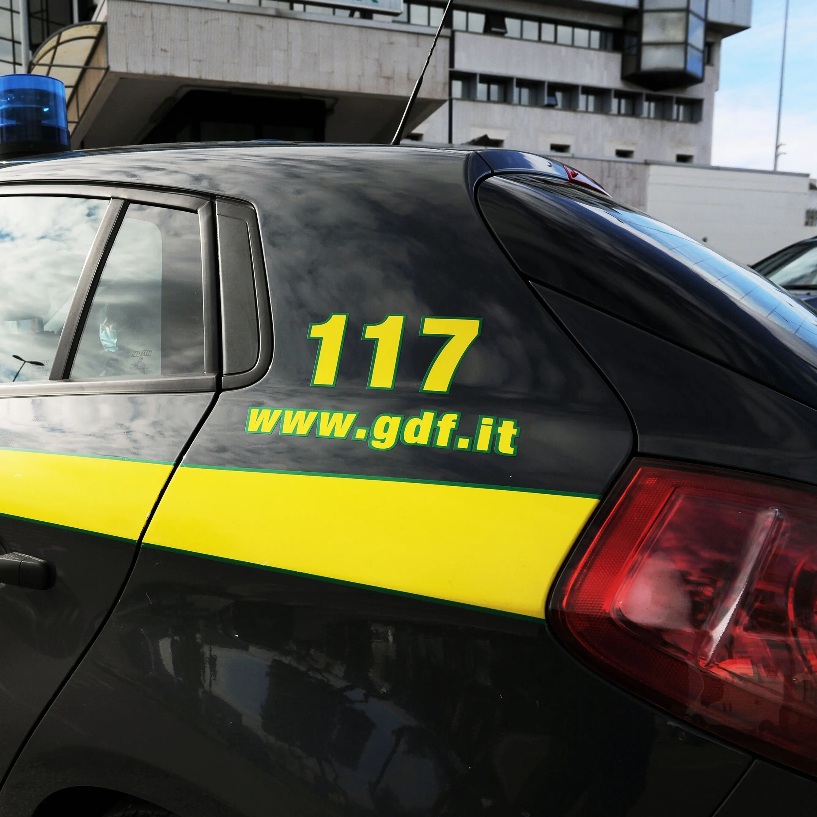 Milano, pretendeva parte dei salari: capocantiere ai domiciliari