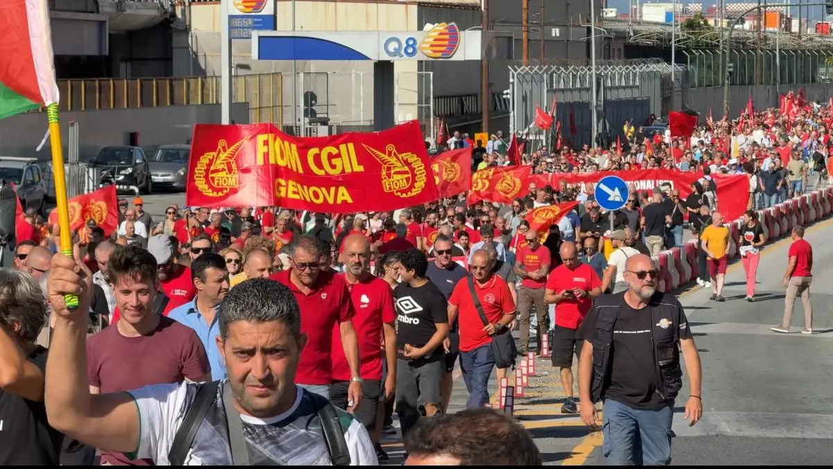 <p>Il corteo a Genova</p>\\n