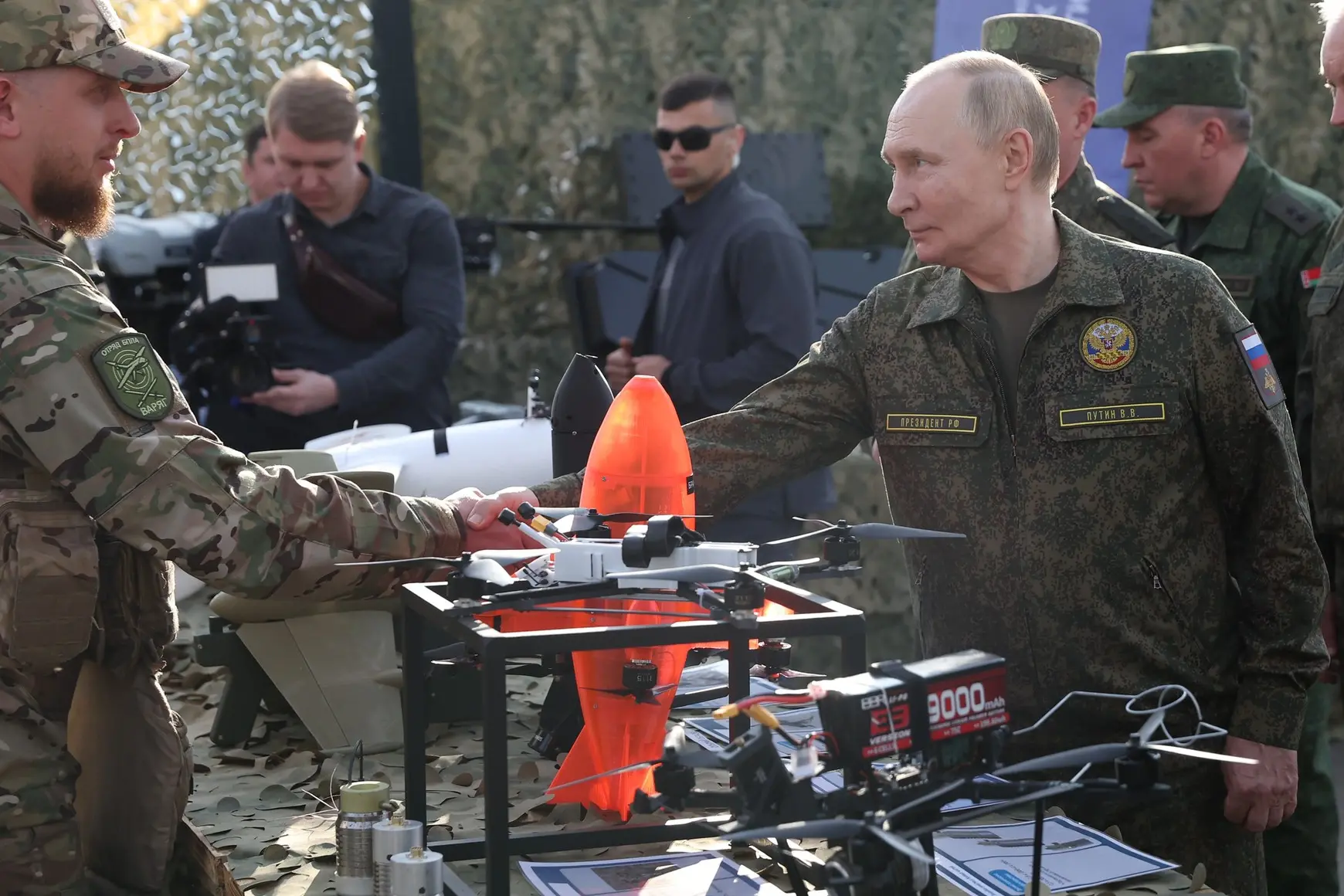 Droni sulle teste degli europei, il “gioco” di Mosca