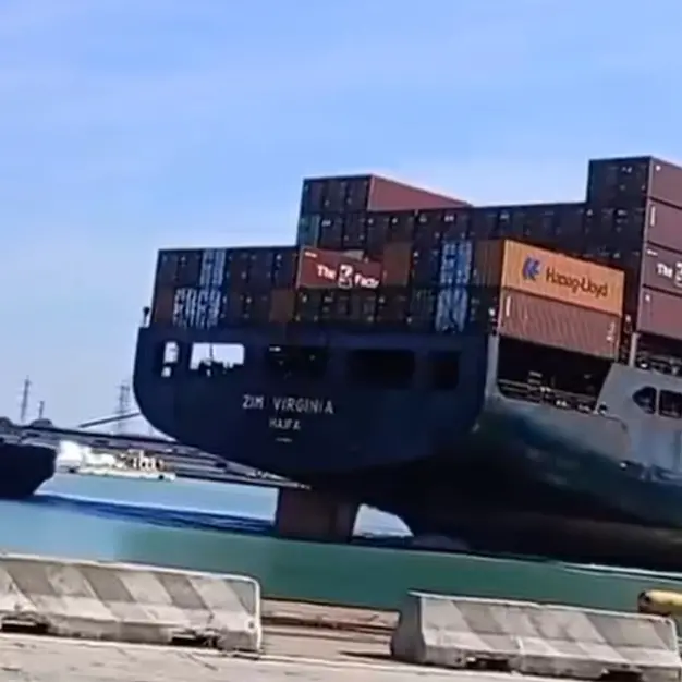 Nave compagnia israeliana in banchina a Livorno tra proteste