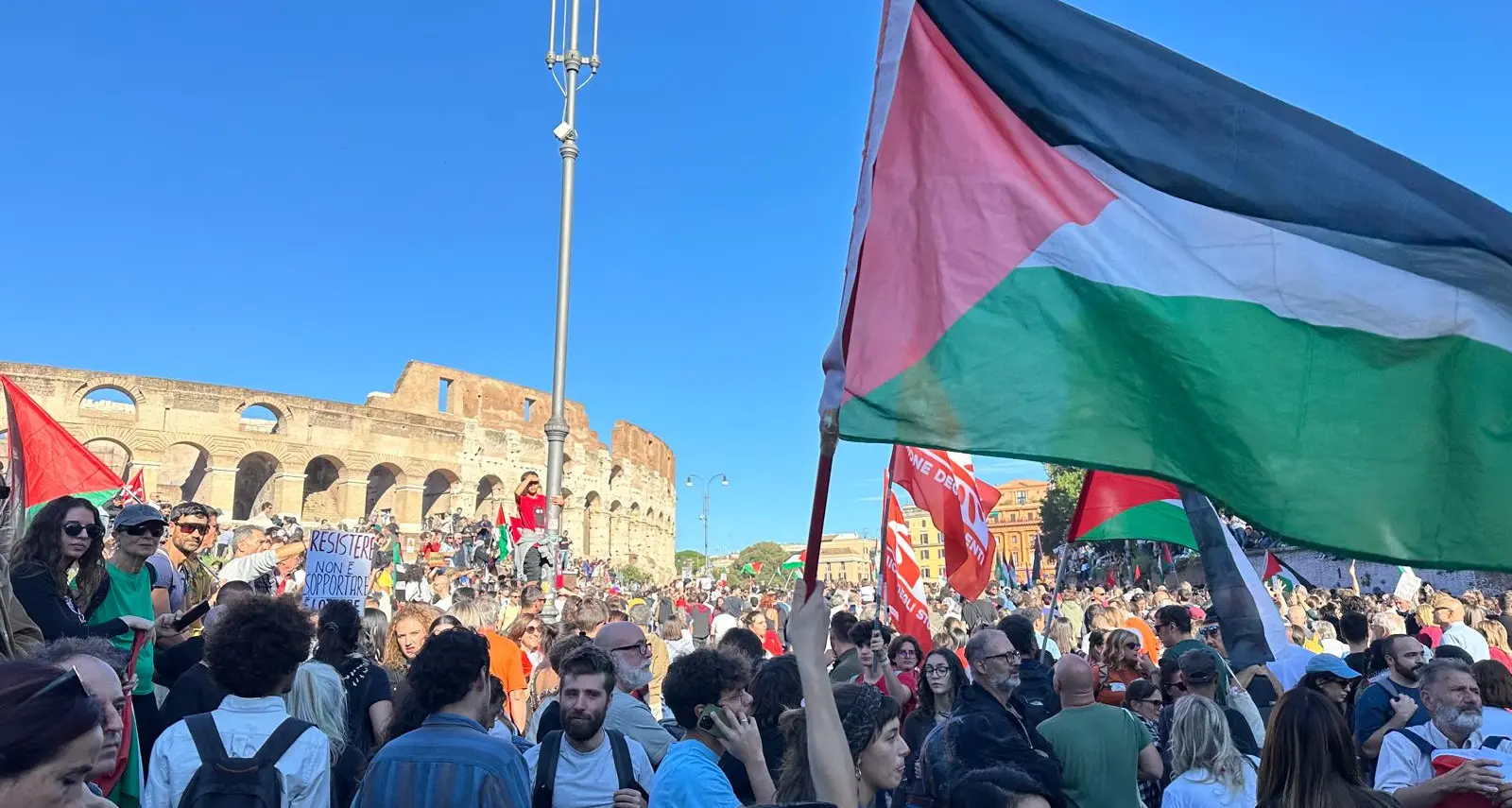 Roma abbraccia il popolo palestinese